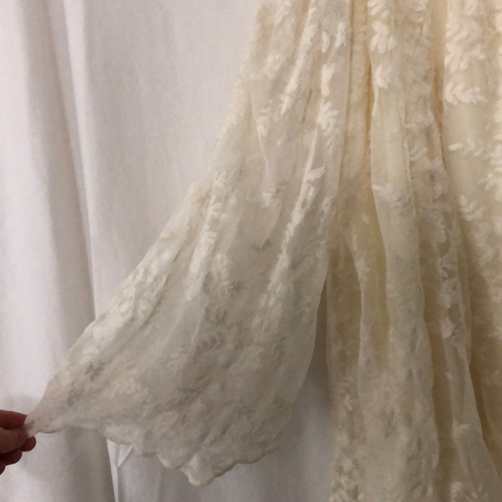 Lace dress - Picture 2 of 3